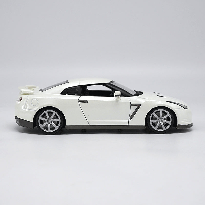 Original factory authentic 1:18 Nissan GTR R35 2009 diecast metal car model with small gift Original factory authentic 1:18 Nissan GTR R35 2009 diecast metal car model with small gift