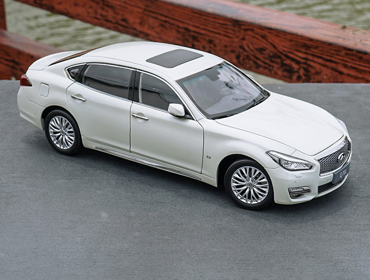 Original factory authentic 1/18 Q70L INFINITI Q70 2017 white diecast metal car model with small gift Original factory authentic 1/18 Q70L INFINITI Q70 2017 white diecast metal car model with small gift