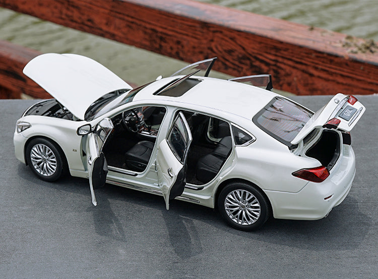 Original factory authentic 1/18 Q70L INFINITI Q70 2017 white diecast metal car model with small gift Original factory authentic 1/18 Q70L INFINITI Q70 2017 white diecast metal car model with small gift
