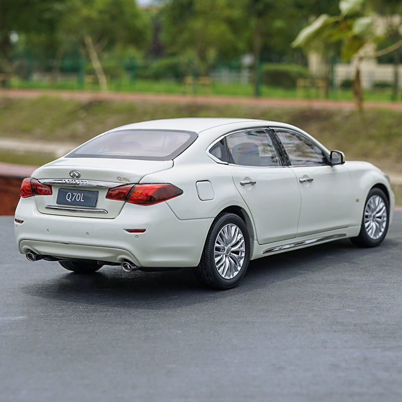 Original factory authentic 1/18 Q70L INFINITI Q70 2017 white diecast metal car model with small gift Original factory authentic 1/18 Q70L INFINITI Q70 2017 white diecast metal car model with small gift