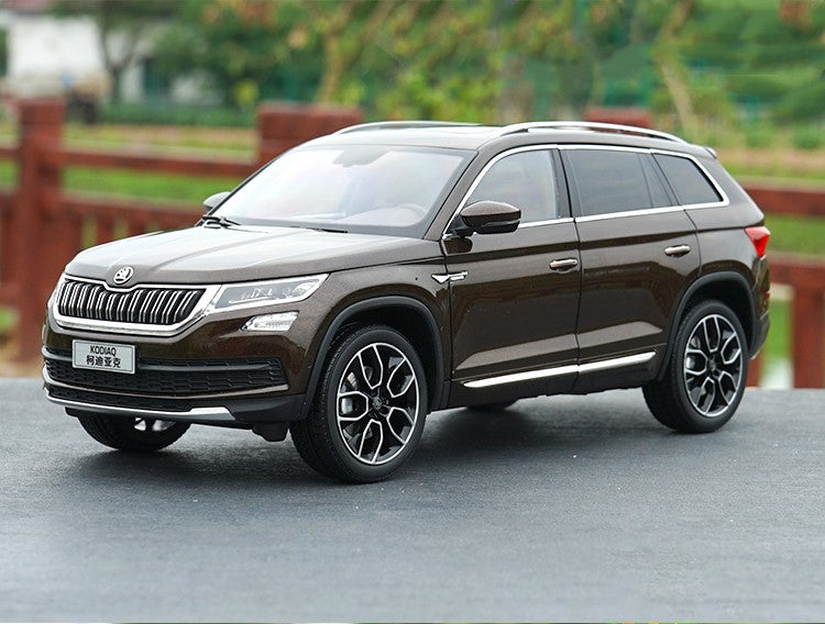 Original factory authentic 1:18 Skoda Kodiaq diecast car model with small gift Original factory authentic 1:18 Skoda Kodiaq diecast car model with small gift