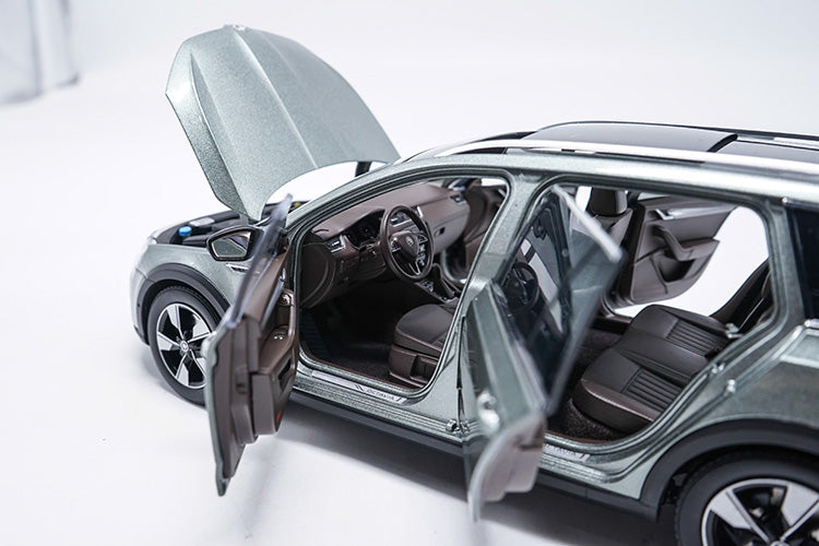 Original factory authentic 1/18 Skoda Octavia Combi Wagon diecast metal car model with small gift Original factory authentic 1/18 Skoda Octavia Combi Wagon diecast metal car model with small gift