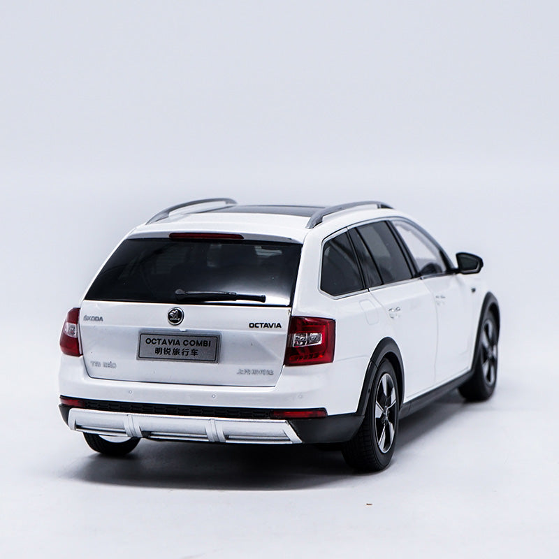 Original factory authentic 1/18 Skoda Octavia Combi Wagon diecast metal car model with small gift Original factory authentic 1/18 Skoda Octavia Combi Wagon diecast metal car model with small gift