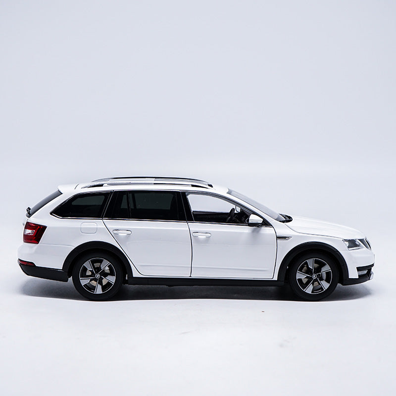 Original factory authentic 1/18 Skoda Octavia Combi Wagon diecast metal car model with small gift Original factory authentic 1/18 Skoda Octavia Combi Wagon diecast metal car model with small gift