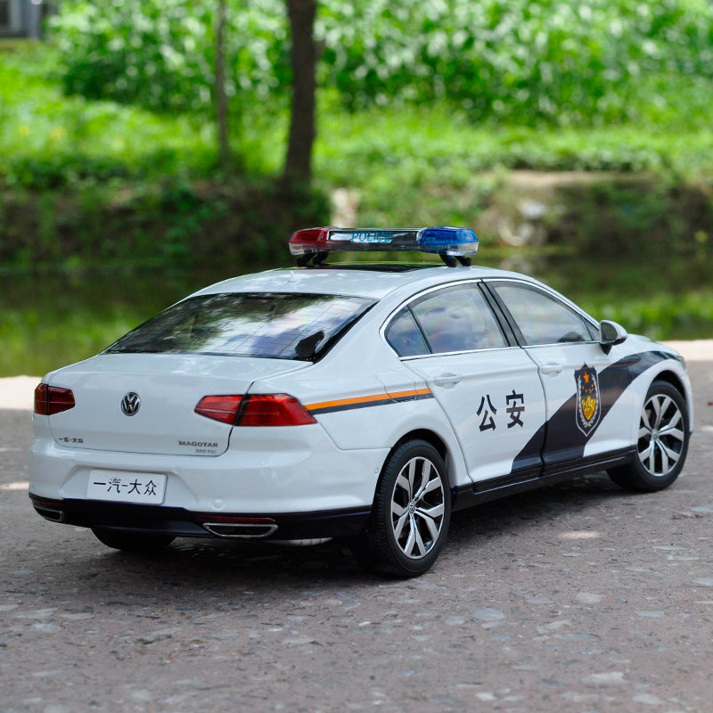 Original factory authentic 1:18 VW Magotan Passat B8 2017 Static Simulation Diecast car models for gift, toys, collection Original factory authentic 1:18 VW Magotan Passat B8 2017 Static Simulation Diecast car models for gift, toys, collection
