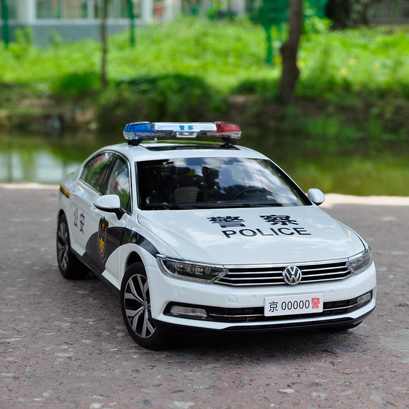 Original factory authentic 1:18 VW Magotan Passat B8 2017 Static Simulation Diecast car models for gift, toys, collection Original factory authentic 1:18 VW Magotan Passat B8 2017 Static Simulation Diecast car models for gift, toys, collection