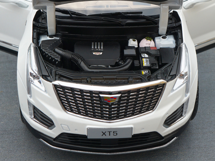Original factory 1:18 SAIC-GM 2019 XT5 diecast white Cadillac SUV car model for gift, collection Original factory 1:18 SAIC-GM 2019 XT5 diecast white Cadillac SUV car model for gift, collection