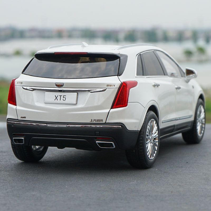 Original factory 1:18 SAIC-GM 2019 XT5 diecast white Cadillac SUV car model for gift, collection Original factory 1:18 SAIC-GM 2019 XT5 diecast white Cadillac SUV car model for gift, collection