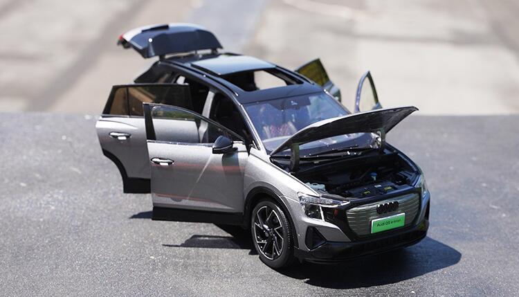 1:18 SAIC AUDI Q5 E-tron new energy pure electric red/grey + black alloy car model for sale 1:18 SAIC AUDI Q5 E-tron new energy pure electric red/grey + black alloy car model for sale