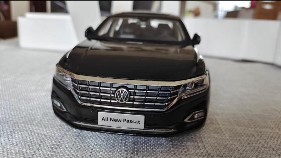 1:18 Volkswagen VW All new Passat diecast scale model in black 1:18 Volkswagen VW All new Passat diecast scale model in black