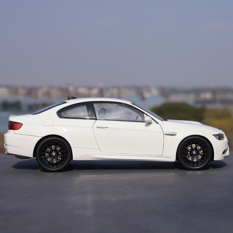 Original high quality Red/White/Black 1:18 Kyosho BMW M3 E92 Coupe diecast car models for gift, collection Original high quality Red/White/Black 1:18 Kyosho BMW M3 E92 Coupe diecast car models for gift, collection