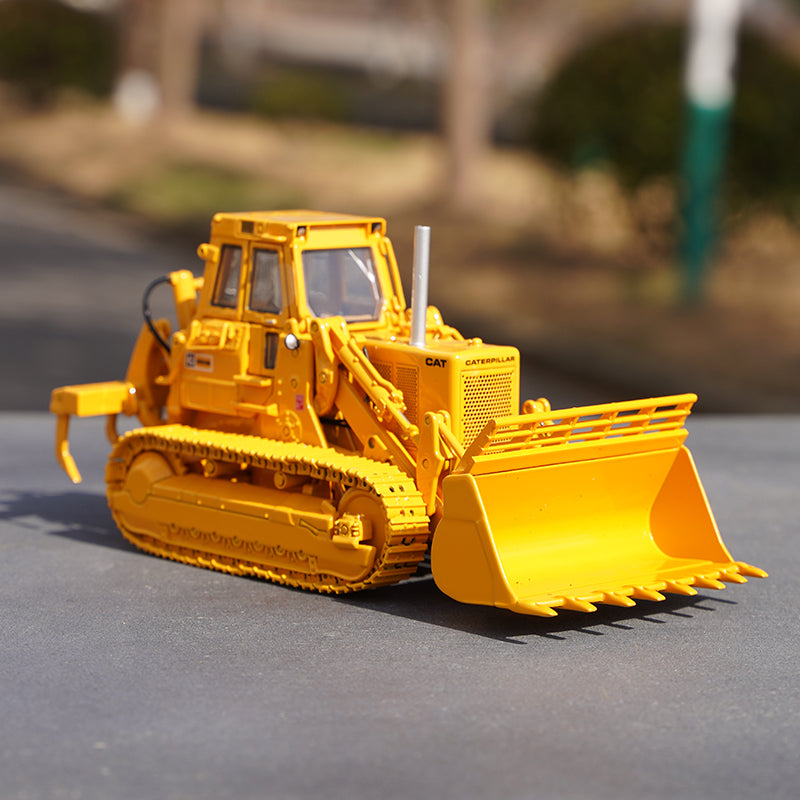 Original factory 1:48 CCM CAT 983BDiecast Bulldozer model alloy construction scale bulldozer truck model for collection Original factory 1:48 CCM CAT 983BDiecast Bulldozer model alloy construction scale bulldozer truck model for collection