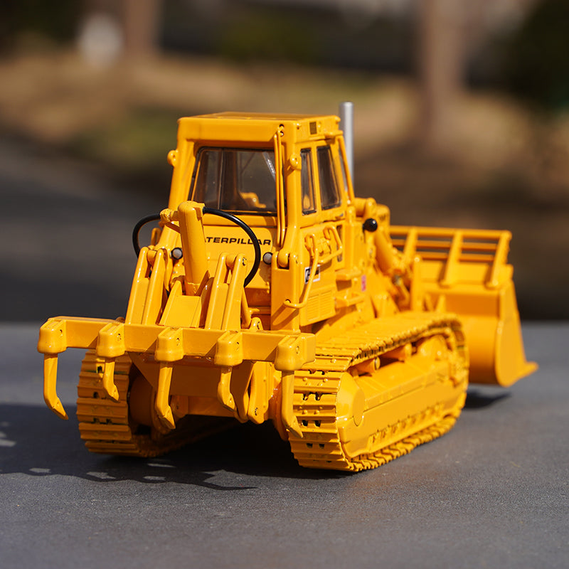 Original factory 1:48 CCM CAT 983BDiecast Bulldozer model alloy construction scale bulldozer truck model for collection Original factory 1:48 CCM CAT 983BDiecast Bulldozer model alloy construction scale bulldozer truck model for collection