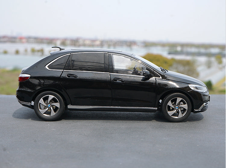 High quality black/white 1:18 BYD Denza 500 Diecast SUV car model For kids toy vehicle High quality black/white 1:18 BYD Denza 500 Diecast SUV car model For kids toy vehicle