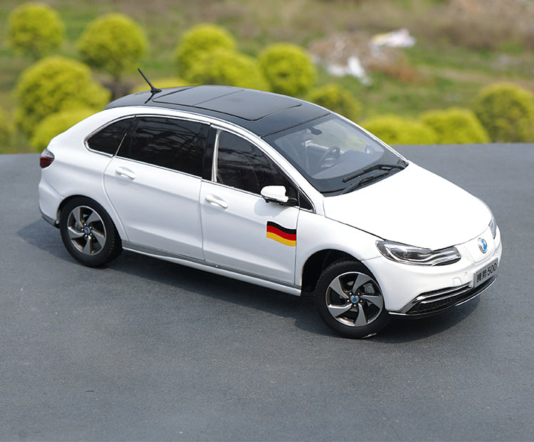 High quality black/white 1:18 BYD Denza 500 Diecast SUV car model For kids toy vehicle High quality black/white 1:18 BYD Denza 500 Diecast SUV car model For kids toy vehicle