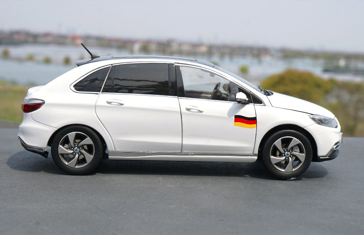 High quality black/white 1:18 BYD Denza 500 Diecast SUV car model For kids toy vehicle High quality black/white 1:18 BYD Denza 500 Diecast SUV car model For kids toy vehicle