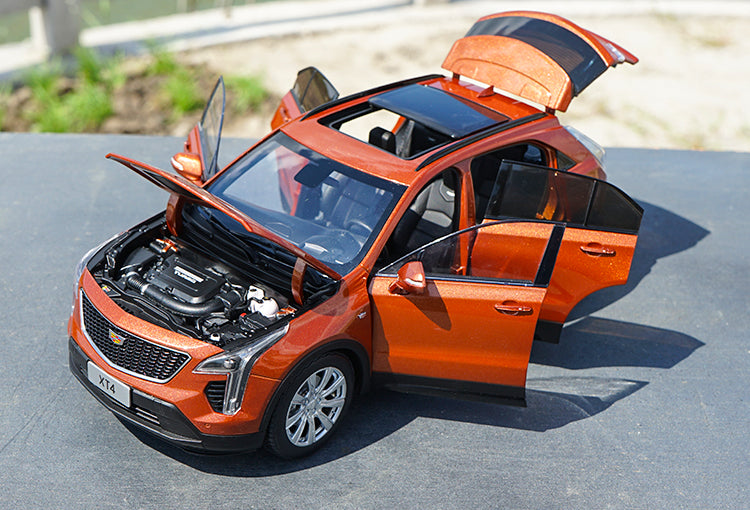 Diecast 1:18 Cadillac XT4 Dealer Edition Collectible SUV car model with small gift Diecast 1:18 Cadillac XT4 Dealer Edition Collectible SUV car model with small gift