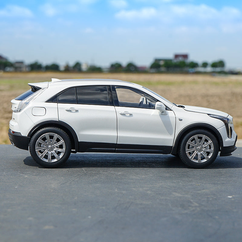Diecast 1:18 Cadillac XT4 Dealer Edition Collectible SUV car model with small gift Diecast 1:18 Cadillac XT4 Dealer Edition Collectible SUV car model with small gift
