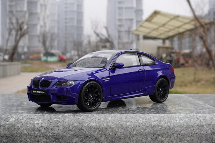Original high quality Red/White/Black 1:18 Kyosho BMW M3 E92 Coupe diecast car models for gift, collection Original high quality Red/White/Black 1:18 Kyosho BMW M3 E92 Coupe diecast car models for gift, collection
