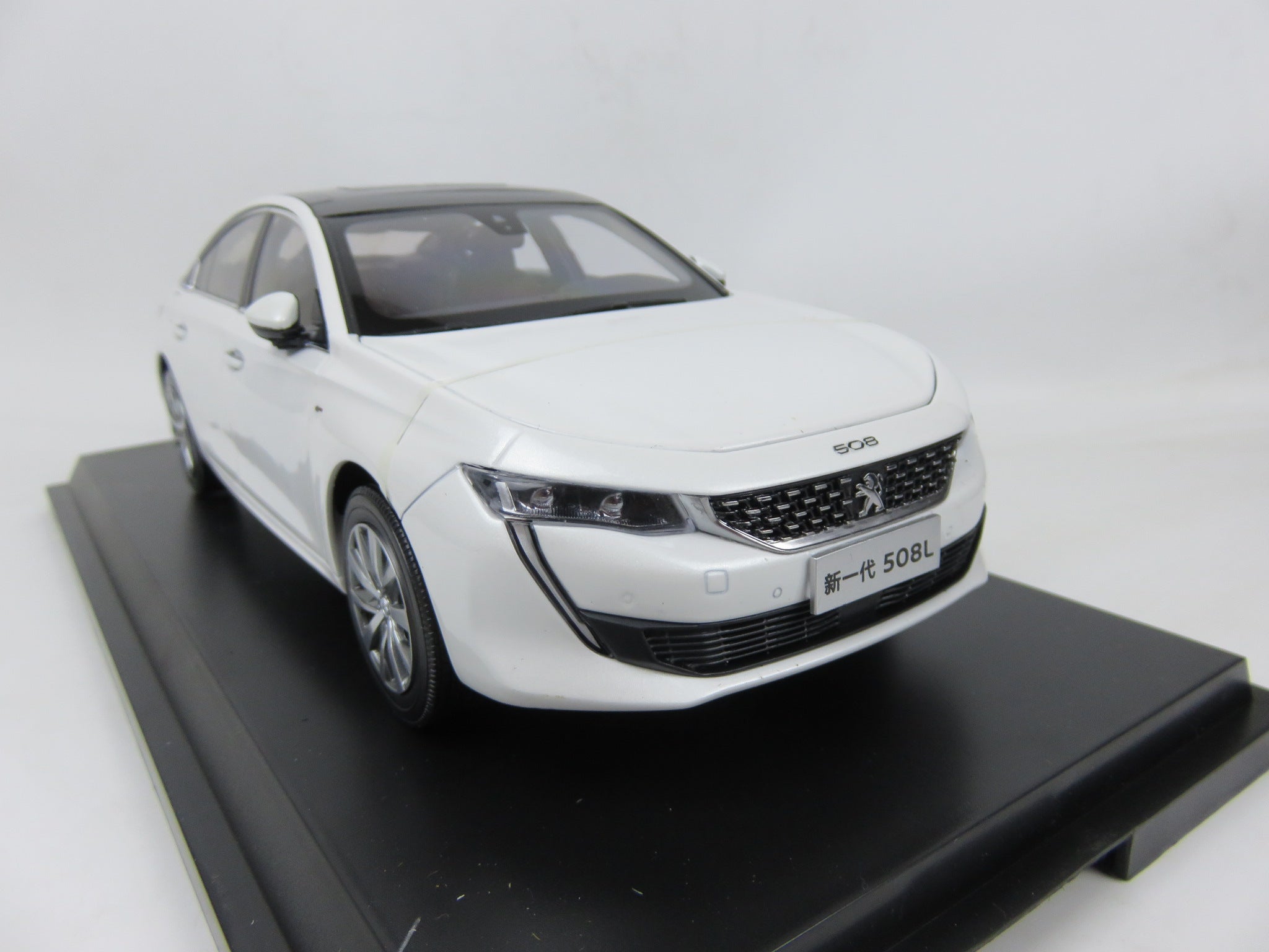 Original factory authentic 1:18 PEUGEOT new generation 508L Diecast car models for gift, toys Original factory authentic 1:18 PEUGEOT new generation 508L Diecast car models for gift, toys