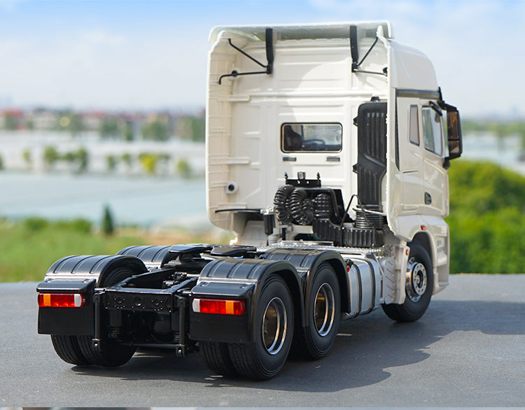 Original factory authentic 1:24 FAW EAGLE J7 diecast semi-trailer tractor models for gift, collection Original factory authentic 1:24 FAW EAGLE J7 diecast semi-trailer tractor models for gift, collection