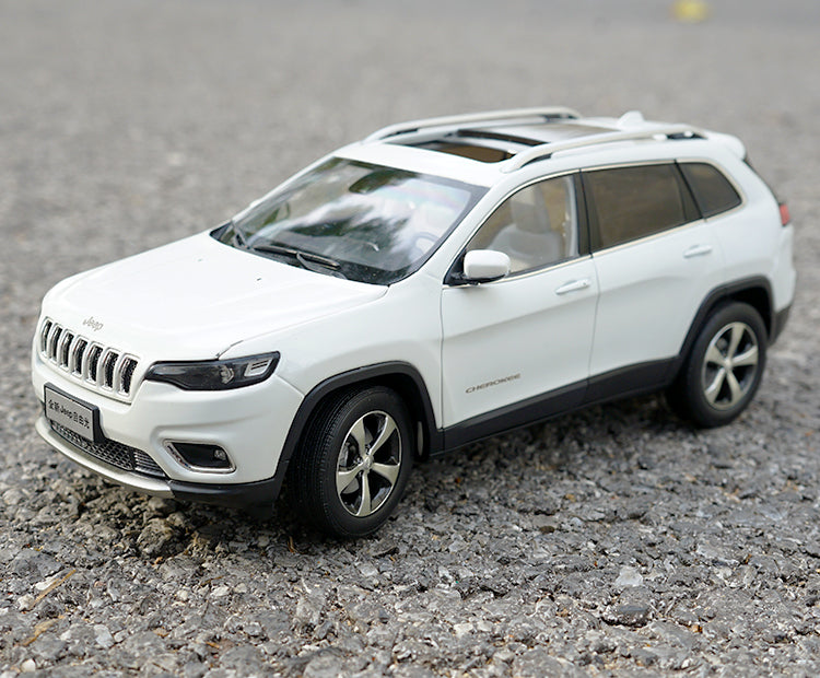 Original factory high quality Gac Fick Fiat Chrysler 1:18 Jeep Cherokee 2020 diecast SUV car model for gift, collection Original factory high quality Gac Fick Fiat Chrysler 1:18 Jeep Cherokee 2020 diecast SUV car model for gift, collection