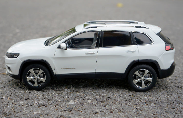 Original factory high quality Gac Fick Fiat Chrysler 1:18 Jeep Cherokee 2020 diecast SUV car model for gift, collection Original factory high quality Gac Fick Fiat Chrysler 1:18 Jeep Cherokee 2020 diecast SUV car model for gift, collection