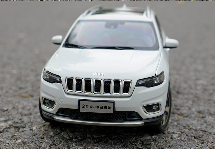 Original factory high quality Gac Fick Fiat Chrysler 1:18 Jeep Cherokee 2020 diecast SUV car model for gift, collection Original factory high quality Gac Fick Fiat Chrysler 1:18 Jeep Cherokee 2020 diecast SUV car model for gift, collection