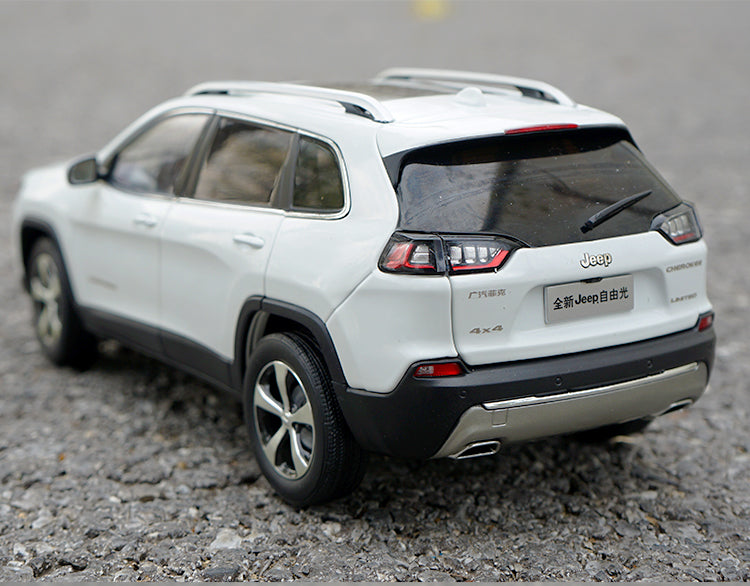 Original factory high quality Gac Fick Fiat Chrysler 1:18 Jeep Cherokee 2020 diecast SUV car model for gift, collection Original factory high quality Gac Fick Fiat Chrysler 1:18 Jeep Cherokee 2020 diecast SUV car model for gift, collection
