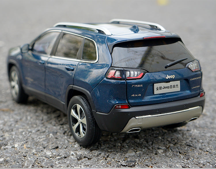 Original factory high quality Gac Fick Fiat Chrysler 1:18 Jeep Cherokee 2020 diecast SUV car model for gift, collection Original factory high quality Gac Fick Fiat Chrysler 1:18 Jeep Cherokee 2020 diecast SUV car model for gift, collection