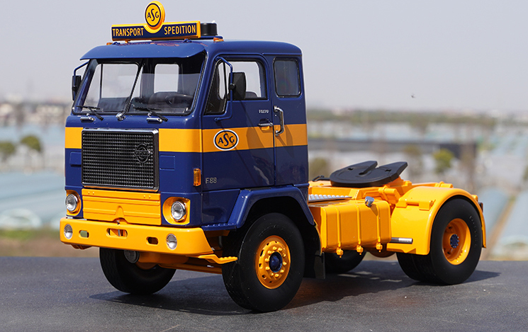 MCG 1/18 ボルボ F88 トラクター トラック 1977 ブラック Original factory 1:18 KK Volvo F88 Diecast tractor truck model for