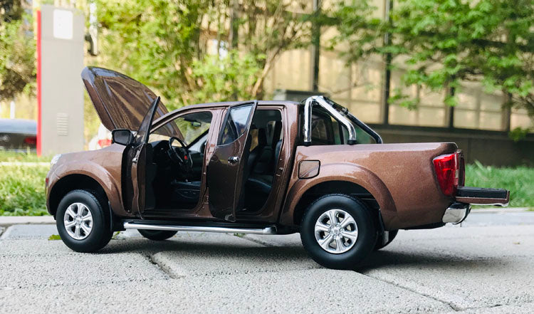 1:18 zinc alloy brown/white/red diecast NISSAN NAVARA OFF-road vehicle pickup truck models 1:18 zinc alloy brown/white/red diecast NISSAN NAVARA OFF-road vehicle pickup truck models