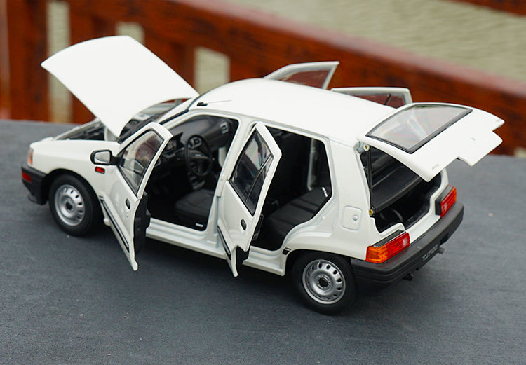 Original Authorized Authentic 1:18 Yiqi Chinese Tianjin Xiali TJ7100 Hatchback Toy Car Miniature for christmas/Birthday gift, collection Original Authorized Authentic 1:18 Yiqi Chinese Tianjin Xiali TJ7100 Hatchback Toy Car Miniature for christmas/Birthday gift, collection