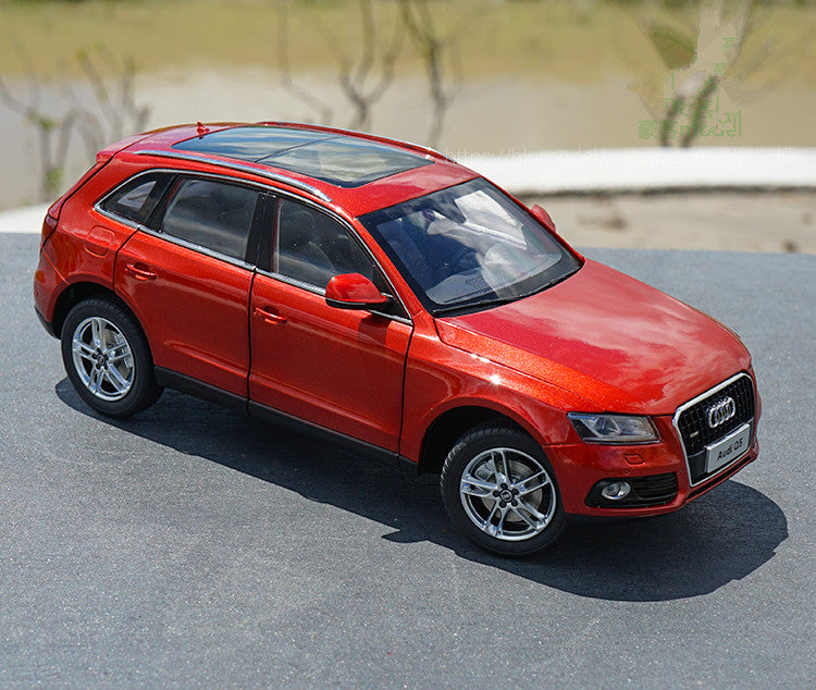 Original Authorized factory 1:18 Audi Q5 New Q5 car model,Classic toy Audi Q5 2015 Versin toy car Models for gift Original Authorized factory 1:18 Audi Q5 New Q5 car model,Classic toy Audi Q5 2015 Versin toy car Models for gift