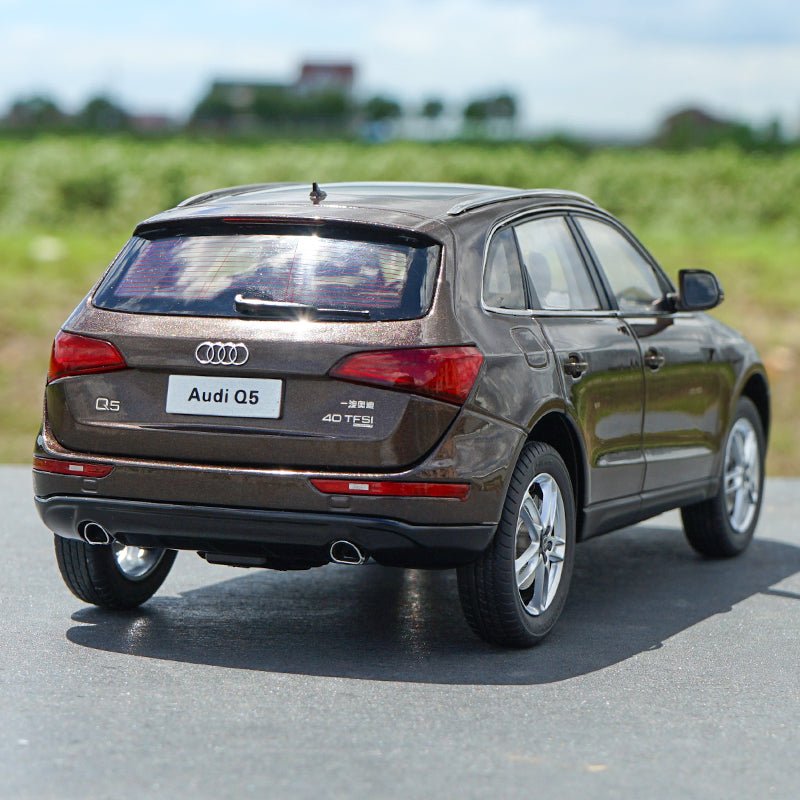 Original Authorized factory 1:18 Audi Q5 New Q5 car model,Classic toy Audi Q5 2015 Versin toy car Models for gift Original Authorized factory 1:18 Audi Q5 New Q5 car model,Classic toy Audi Q5 2015 Versin toy car Models for gift