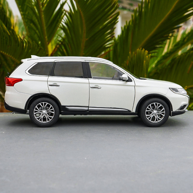GAC Mitsubishi Outlander SUV die cast car model in scale 1:18 2016 version red/white GAC Mitsubishi Outlander SUV die cast car model in scale 1:18 2016 version red/white