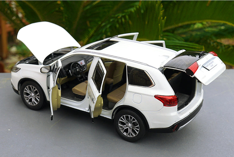 GAC Mitsubishi Outlander SUV die cast car model in scale 1:18 2016 version red/white GAC Mitsubishi Outlander SUV die cast car model in scale 1:18 2016 version red/white