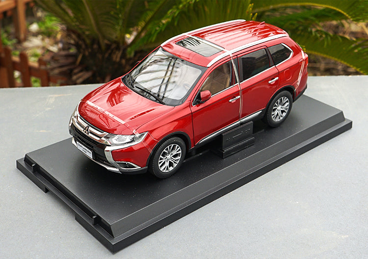 GAC Mitsubishi Outlander SUV die cast car model in scale 1:18 2016 version red/white GAC Mitsubishi Outlander SUV die cast car model in scale 1:18 2016 version red/white