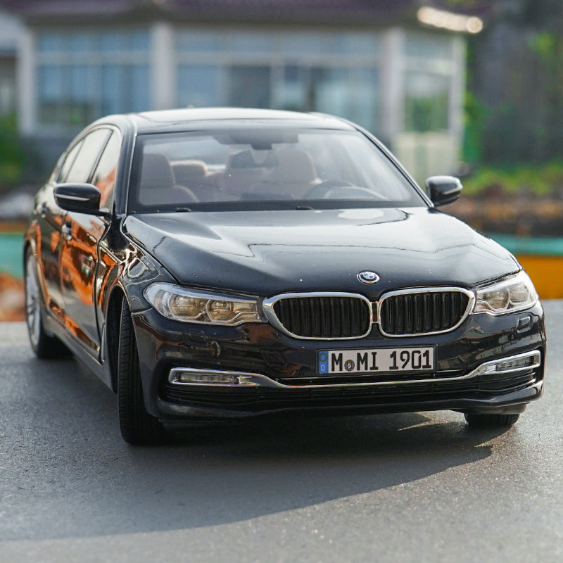 Original factory diecast 1:18 BWM new 5 series car model