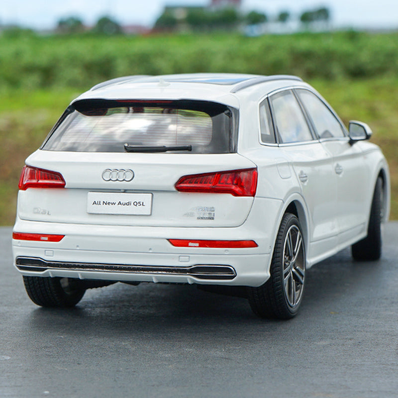 Original factory exquisite diecast 1:18 AUDI Q5L New Q5 2018 version alloy scale car model with small gift Original factory exquisite diecast 1:18 AUDI Q5L New Q5 2018 version alloy scale car model with small gift