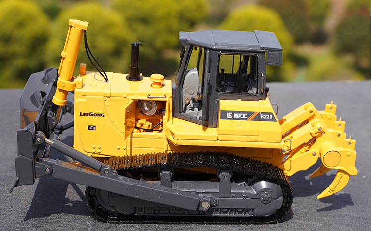 Original factory 1:35 Liugong GLGB230 Limited edition diecast Bulldozer model Alloy loading construction vehicle models for collection Original factory 1:35 Liugong GLGB230 Limited edition diecast Bulldozer model Alloy loading construction vehicle models for collection
