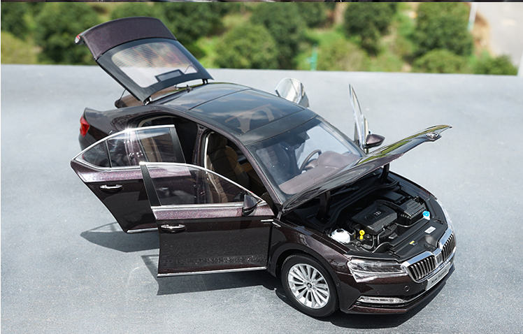 1/18 Dealer Edition 2020 Skoda NEW Superb (Light Champagne) Diecast Car Model for toy gift 1/18 Dealer Edition 2020 Skoda NEW Superb (Light Champagne) Diecast Car Model for toy gift