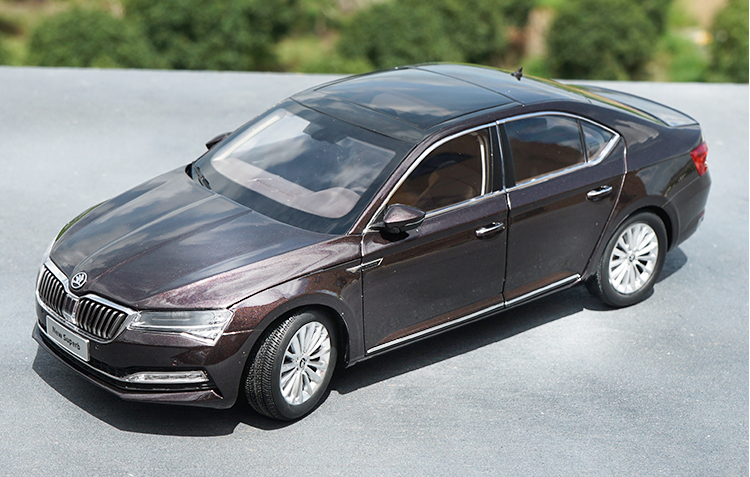 1/18 Dealer Edition 2020 Skoda NEW Superb (Light Champagne) Diecast Car Model for toy gift 1/18 Dealer Edition 2020 Skoda NEW Superb (Light Champagne) Diecast Car Model for toy gift