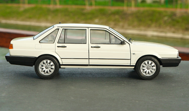 Original factory Santana VW 1:18 Willy FX diecast car model for gift, collection,kids toys Original factory Santana VW 1:18 Willy FX diecast car model for gift, collection,kids toys