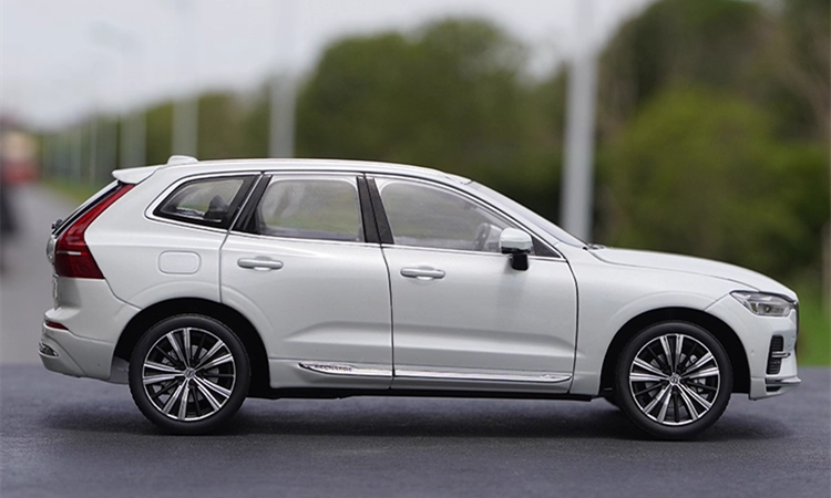 High relistic 1:18 Volvo XC60 Diecast display Model – Premium Alloy SUV Replica with Opening Doors, Hood & Trunk