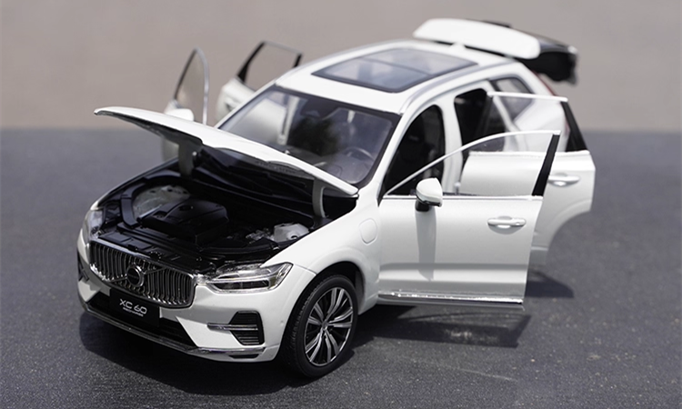 High relistic 1:18 Volvo XC60 Diecast display Model – Premium Alloy SUV Replica with Opening Doors, Hood & Trunk