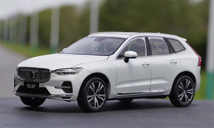 High relistic 1:18 Volvo XC60 Diecast display Model – Premium Alloy SUV Replica with Opening Doors, Hood & Trunk