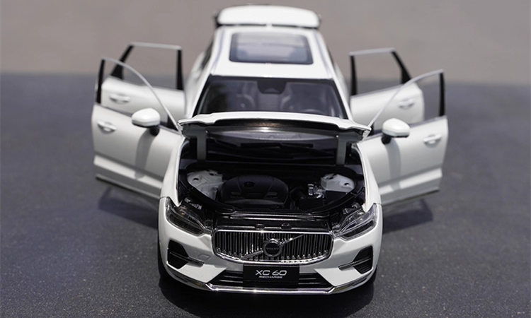 High relistic 1:18 Volvo XC60 Diecast display Model – Premium Alloy SUV Replica with Opening Doors, Hood & Trunk