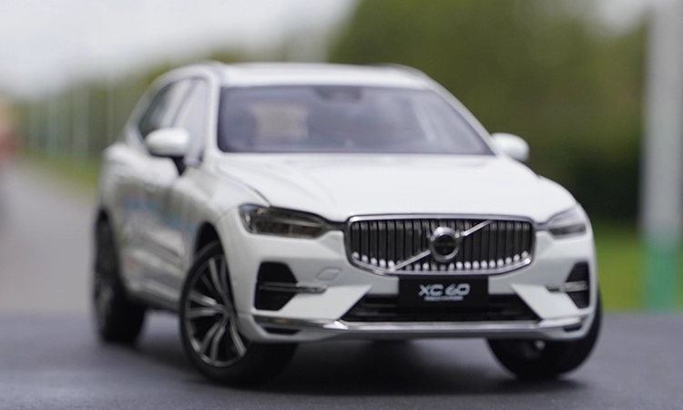 High relistic 1:18 Volvo XC60 Diecast display Model – Premium Alloy SUV Replica with Opening Doors, Hood & Trunk
