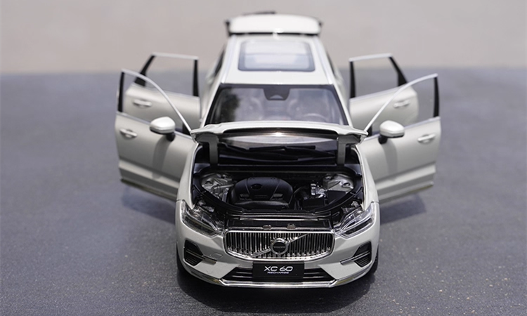 High relistic 1:18 Volvo XC60 Diecast display Model – Premium Alloy SUV Replica with Opening Doors, Hood & Trunk